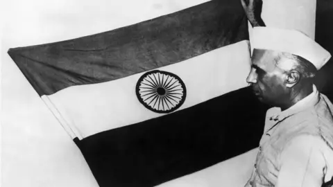 Getty Images The vice President of India, Pandit Jawaharlal NEHRU, presenting the national flag of India during a meeting of the constituent assembly on July 30, 1947