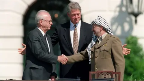 AFP Yitzhak Rabin (l), Bill Clinton (c) and Yasser Arafat at signing of the Oslo Accords in Washington (13/09/93)