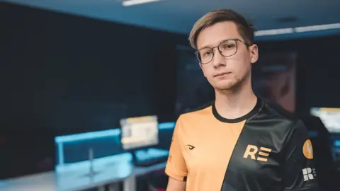 Jonas Kontautas Jonas Kontautas, es-ports coordinator at the University of Roehampton