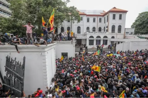 EPA Protesters shout slogans in front of the president"s official residence premises during the anti government protest in Colombo, Sri Lanka, 09 July 2022.