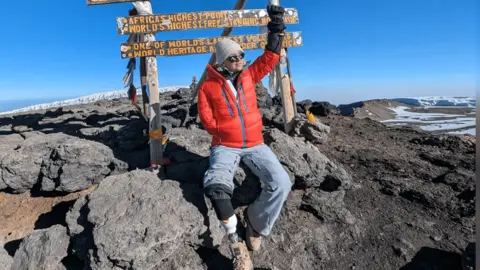 Sarah de Lagarde Sarah de Lagarde at the Mount Kilimanjaro summit