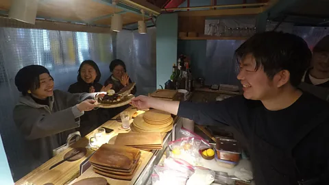Edd Gent Kensuke Kubota serves customers at his yatai Telas & Mico (Credit: Edd Gent)