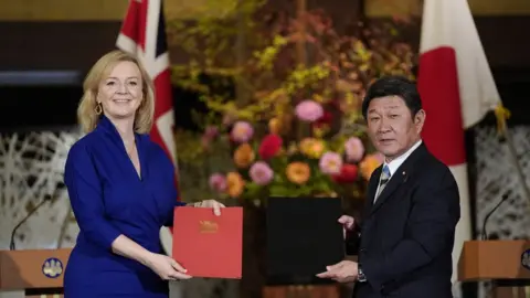 EPA UK Secretary of State for International Trade Liz Truss (L) and Japanese Foreign Minister Toshimitsu Motegi