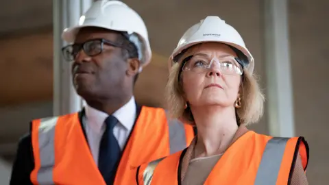 Reuters Liz Truss and Kwasi Kwarteng visit a construction site for a medical innovation campus