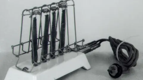 Ingenium The D-12 toaster, created by Frank Shailor in 1909 for General Electric