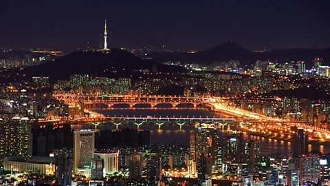 Bridges span the Han River which flows through Seoul. (Korea Tourism Organization)