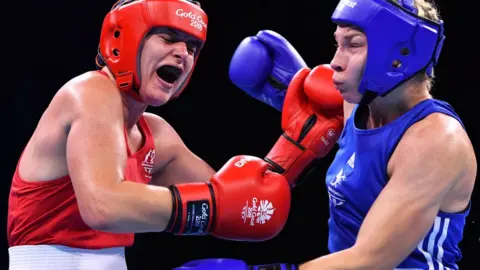 Getty Images Lauren Price boxing with Caitlin Parker at 2018 Gold Coast Commonwealth Games