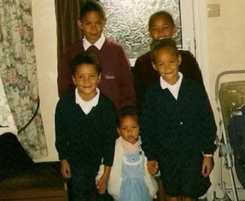 Ogogo Family Photo Anthony Ogogo with his sisters