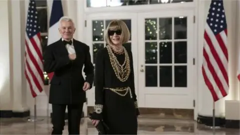 POOL Anna Wintour, editor in chief at Vogue and Bazmark Luhrmann arrive to attend the State Dinner