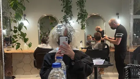 Toni Selfie at the hairdresser
