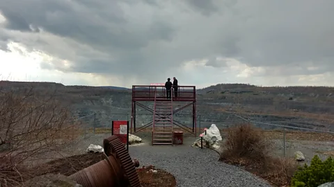 Lorcan Archer The fibrous crystals used to make asbestos have been found to be carcinogenic (Credit: Lorcan Archer)