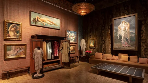 Archivio Fotografico Fondazione Musei Civici di Venezia/ Marcello Venturini Fortuny’s dresses were daringly figure-hugging and liberated for their time (Credit: Archivio Fotografico Fondazione Musei Civici di Venezia/ Marcello Venturini)