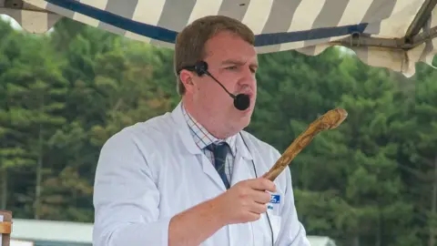 Robert Smith Jack Walton auctioneering